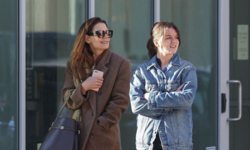 E copia fidelă a părinților ei faimoși. Suri, fiica lui Tom Cruise, la plimbare pe străzile din NYC alături de mama sa, Katie Holmes