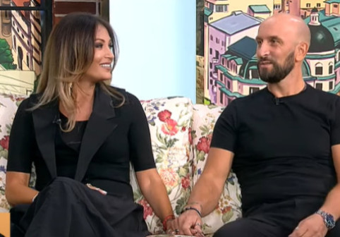 Anca Țurcașiu, fabuloasă într-o rochie cu paiete și decolteu amplu, de Revelion. Ea și iubitul ei au sărbătorit doi ani de relație