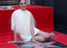 Gal Gadot, superbă în rochie mini albă, cu picioarele perfecte la vedere. Wonder Woman are 4 fete și 39 de ani