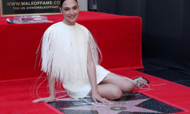 Gal Gadot, superbă în rochie mini albă, cu picioarele perfecte la vedere. Wonder Woman are 4 fete și 39 de ani