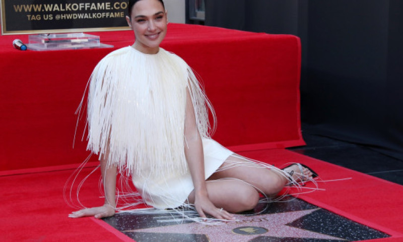 Gal Gadot, superbă în rochie mini albă, cu picioarele perfecte la vedere. Wonder Woman are 4 fete și 39 de ani