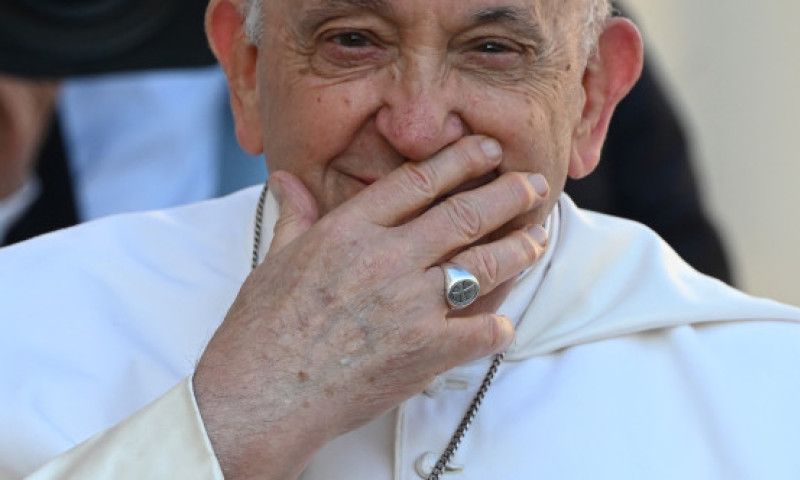 „Ştiţi de ce se vorbeşte maghiara în Rai?”. Glumele papei Francisc, care i-au făcut și pe necredincioși să râdă