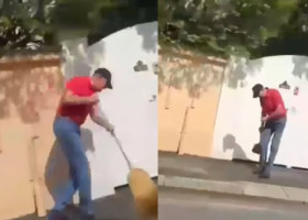 Klaus Iohannis, filmat când mătura trotuarul din faţa casei sale din Sibiu. Imaginile sunt virale: „Nu mai sunt bani de avioane private”