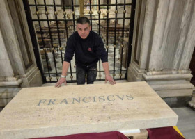 Cine este românul care a făcut parte din echipa care a amenajat cripta Papei Francisc