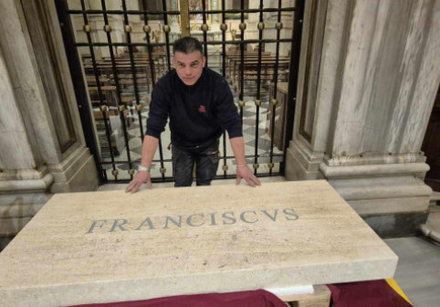 Cine este românul care a făcut parte din echipa care a amenajat cripta Papei Francisc