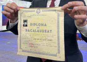 Nicușor Dan și-a arătat diploma de Bacalaureat, după viralizarea unei imagini false. Ce note a luat la examene