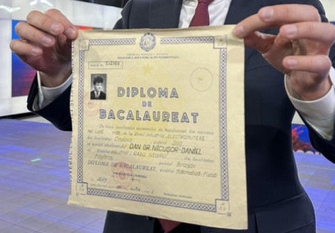 Nicușor Dan și-a arătat diploma de Bacalaureat, după viralizarea unei imagini false. Ce note a luat la examene