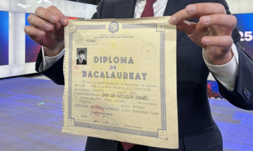Nicușor Dan și-a arătat diploma de Bacalaureat, după viralizarea unei imagini false. Ce note a luat la examene