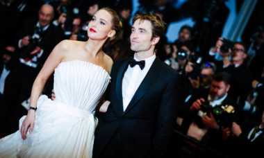 Fericiți și emoționați. Jennifer Lawrence și Robert Pattinson, ovaționați nouă minute la Cannes pentru „Die My Love”