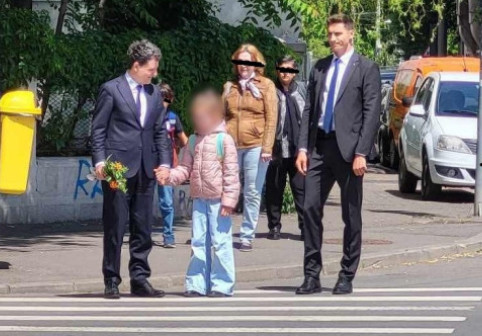 Nicușor Dan, pozat cu fetița lui în drum spre școală, a doua zi după ce a devenit președinte. De mână la trecerea de pietoni, cu garda de corp lângă ei
