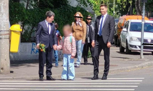 Nicușor Dan, pozat cu fetița lui în drum spre școală, a doua zi după ce a devenit președinte. De mână la trecerea de pietoni, cu garda de corp lângă ei