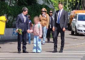 Nicușor Dan, pozat cu fetița lui în drum spre școală, a doua zi după ce a devenit președinte. De mână la trecerea de pietoni, cu garda de corp lângă ei
