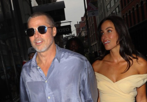 Brad Pitt, de mână cu iubita sa, la restaurant în NYC. Ines de Ramon, șic într-o rochie mini. Alături de ei, un cuplu celebru