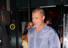 Brad Pitt, de mână cu iubita sa, la cină în NYC. Ines de Ramon a făcut furori într-o rochie mini și mulată