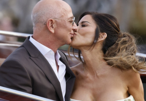 Val de ironii după ce o jurnalistă a criticat-o pe Lauren Sánchez, noua soție a lui Jeff Bezos: „Banii nu pot cumpăra rafinamentul!”