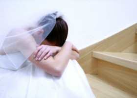 Panică la o nuntă din Râmnicu Vâlcea. O mireasă a sunat la 112 după ce un bărbat a tras cu arma spre mașina ei