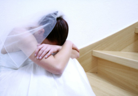 Panică la o nuntă din Râmnicu Vâlcea. O mireasă a sunat la 112 după ce un bărbat a tras cu arma spre mașina ei
