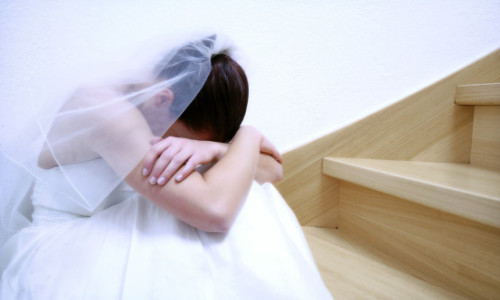 Panică la o nuntă din Râmnicu Vâlcea. O mireasă a sunat la 112 după ce un bărbat a tras cu arma spre mașina ei