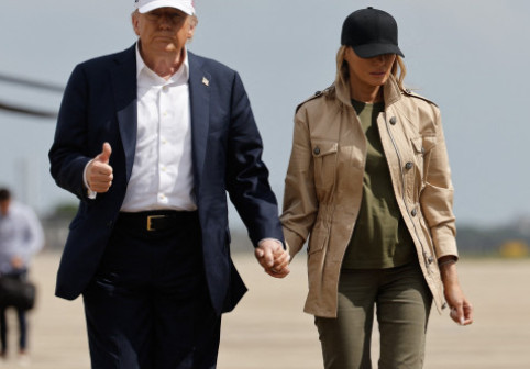 Trump și Melania, în regiunea inundată din Texas. Preşedintele SUA: „Doar o persoană rea ar adresa o așa întrebare”