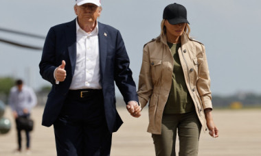 Trump și Melania, în regiunea inundată din Texas. Preşedintele SUA: „Doar o persoană rea ar adresa o așa întrebare”