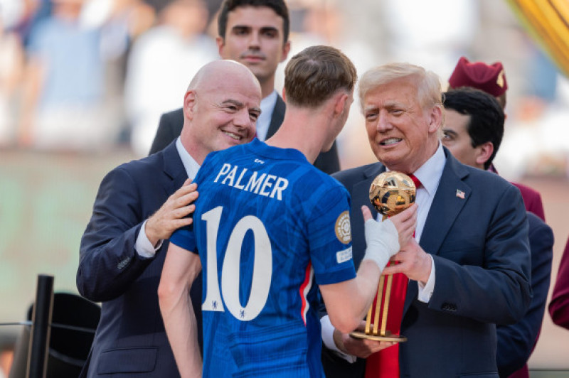 Donald Trump, aplaudat şi huiduit la finala dintre PSG şi Chelsea/ Profimedia