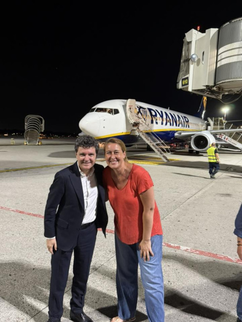 Nicușor Dan, surprins în avion low cost