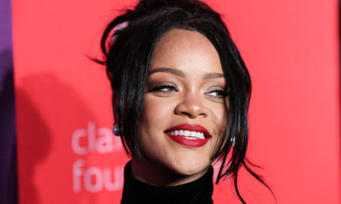 Rihanna, apariție fabuloasă cu burtica de gravidă la vedere și un look extravagant complet alb. Nimeni nu reinventează moda în sarcină ca ea