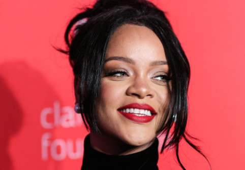 Rihanna, apariție fabuloasă cu burtica de gravidă la vedere și un look extravagant complet alb. Nimeni nu reinventează moda în sarcină ca ea