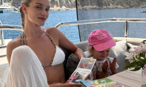 Iubita lui Jason Statham e perfecțiunea întruchipată. În costum de baie, cu pătrățele de pe abdomen în prim-plan