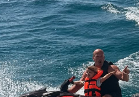 Jason Statham, superba lui iubită și copiii lor, vacanță de lux pe iaht, în Italia și Spania. Rosie, în costum de baie, cu pătrățele de pe abdomen în prim-plan