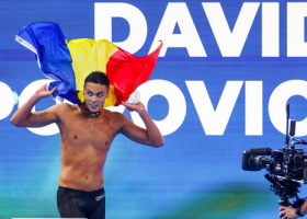 VIDEO Momentul intonării imnului pentru David Popovici, trăit la maximum de românii aflați la Singapore. Urale și aplauze pentru campionul mondial la 200 m liber