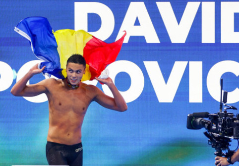VIDEO Momentul intonării imnului pentru David Popovici, trăit la maximum de românii aflați la Singapore. Urale și aplauze pentru campionul mondial la 200 m liber