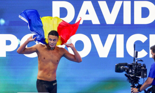 VIDEO Momentul intonării imnului pentru David Popovici, trăit la maximum de românii aflați la Singapore. Urale și aplauze pentru campionul mondial la 200 m liber