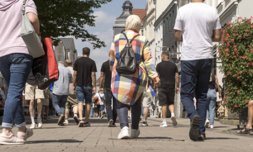 Uită de mitul celor 10.000 de pași pe zi! Cât trebuie să mergi pe jos, de fapt, pentru o viață mai sănătoasă