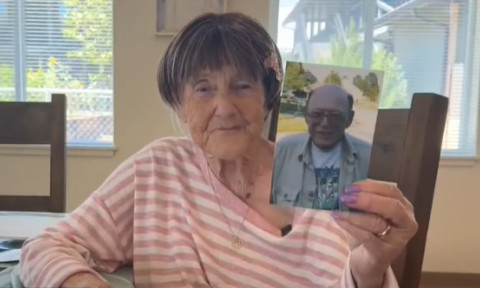 Reîntâlnire miraculoasă după aproape 80 de ani. O femeie și-a descoperit fratele despre care nu știa că există