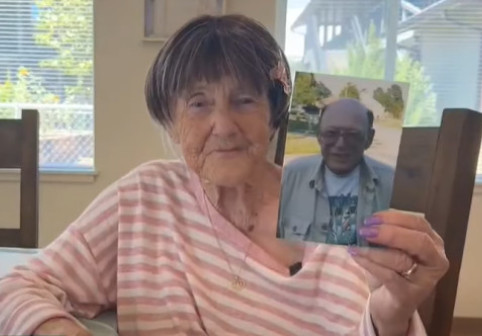 Reîntâlnire miraculoasă după aproape 80 de ani. O femeie și-a descoperit fratele despre care nu știa că există