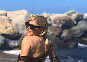 Loredana Groza, apariție de divă la malul mării, într-o rochie mini cu imprimeu leopard. Siluetă fără cusur la 55 de ani