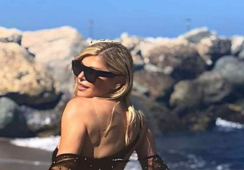 Loredana Groza, apariție de divă la malul mării, într-o rochie mini cu imprimeu leopard. Siluetă fără cusur la 55 de ani