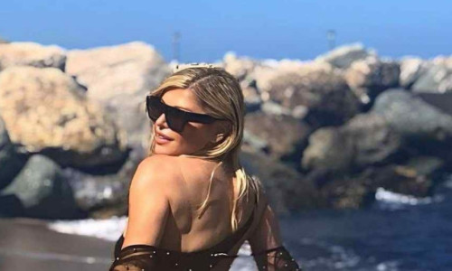 Loredana Groza, apariție de divă la malul mării, într-o rochie mini cu imprimeu leopard. Siluetă fără cusur la 55 de ani