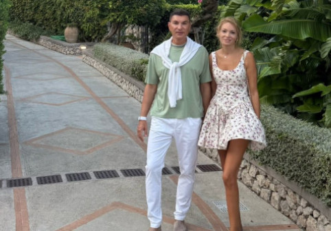 Cristi Borcea și Valentina Pelinel, vacanță de lux în Capri. El la bustul gol, ea în costum de baie, la plimbare cu iahtul