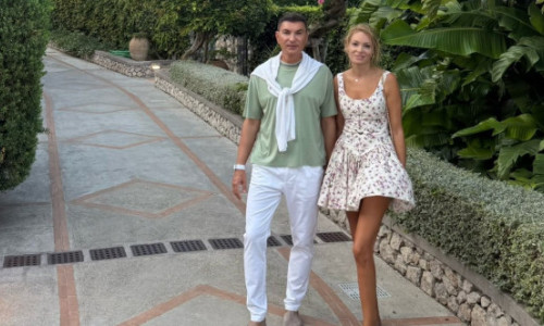 Cristi Borcea și Valentina Pelinel, vacanță de lux în Capri. El la bustul gol, ea în costum de baie, la plimbare cu iahtul