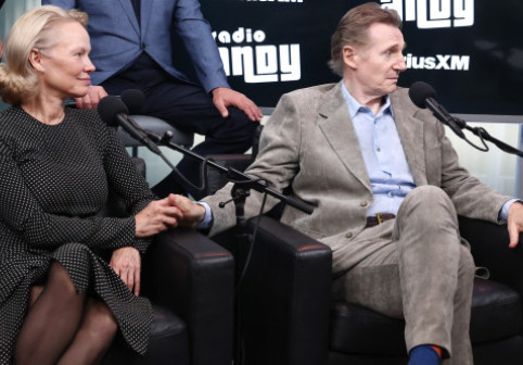 Pamela Anderson și Liam Neeson au avut "chimie instantanee". Omul care i-a văzut la lucru: "S-au plăcut imediat"