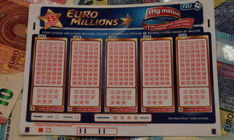 Au pus câte 5 euro și au devenit milionari. 21 de prieteni au câștigat jackpotul de 123 de milioane