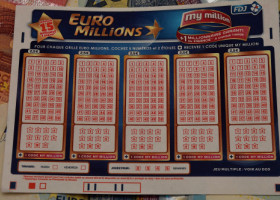 Au pus câte 5 euro și au devenit milionari. 21 de prieteni au câștigat jackpotul de 123 de milioane