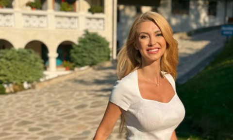Andreea Bălan, criticată după ce s-a îmbrăcat în fustă mini la Mănăstirea Prislop: "Cum de te-au lăsat să intri?"