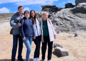 Irina Fodor, cu părinții și soacra, în drumeție la munte: "L-am lăsat pe Răzvan singur-singurel acasă, cu tot șantierul pe cap"