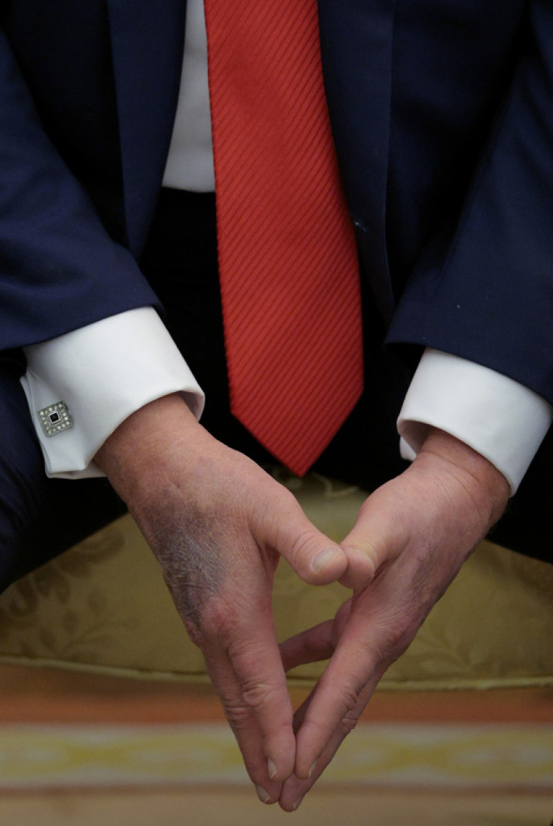 donald trump vanatai pe maini (1)