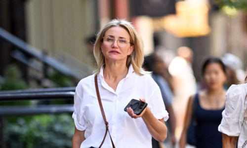 La o întâlnire cu prietenele. Cameron Diaz, în blugi și cămașă albă, pe străzile din NYC, într-o zi de răsfăț, departe de platourile de filmare