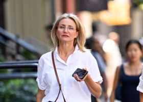 La o întâlnire cu prietenele. Cameron Diaz, în blugi și cămașă albă, pe străzile din NYC, într-o zi de răsfăț, departe de platourile de filmare
