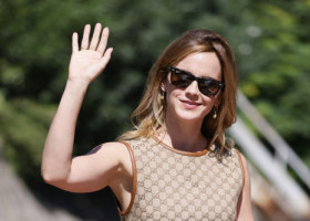 Hermione, la Veneția. Emma Watson, imaginea eleganței într-o rochie mini, în Italia. Fanii, cuceriți de zâmbetul ei cald